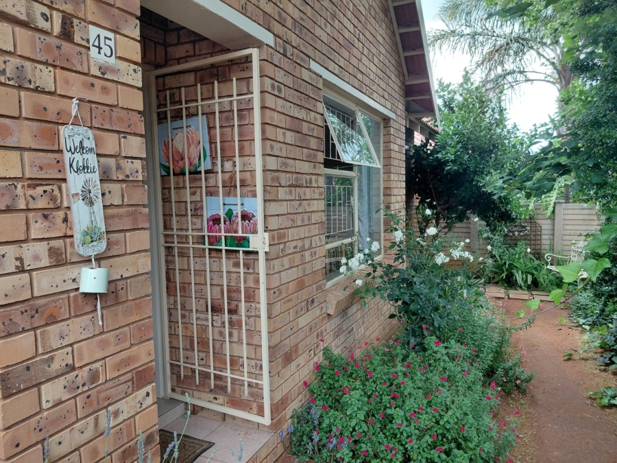 2 Bedroom Property for Sale in Langenhovenpark Free State